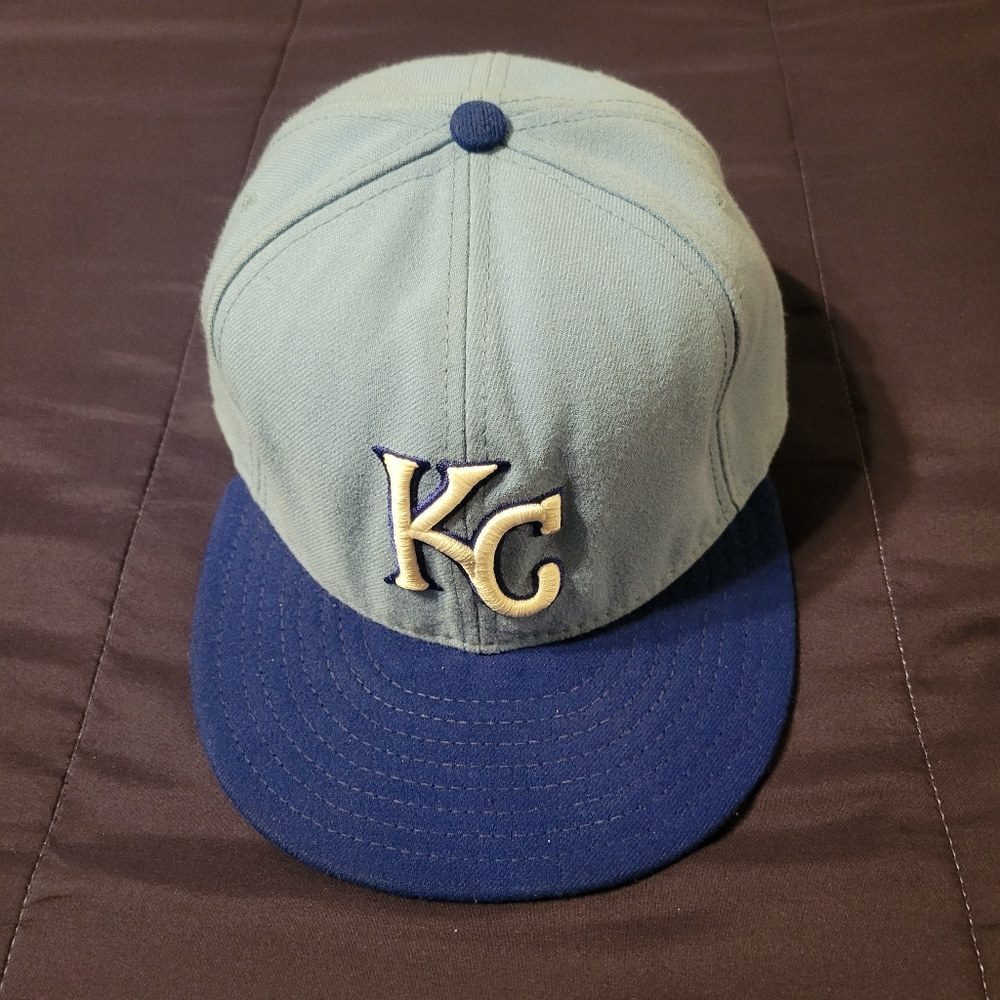 SIZE 7 3/8. NEW ERA KANSAS CITY ROYALS HAT.